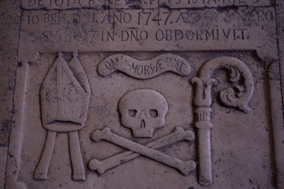 Lapida en el interior de Sant Pere