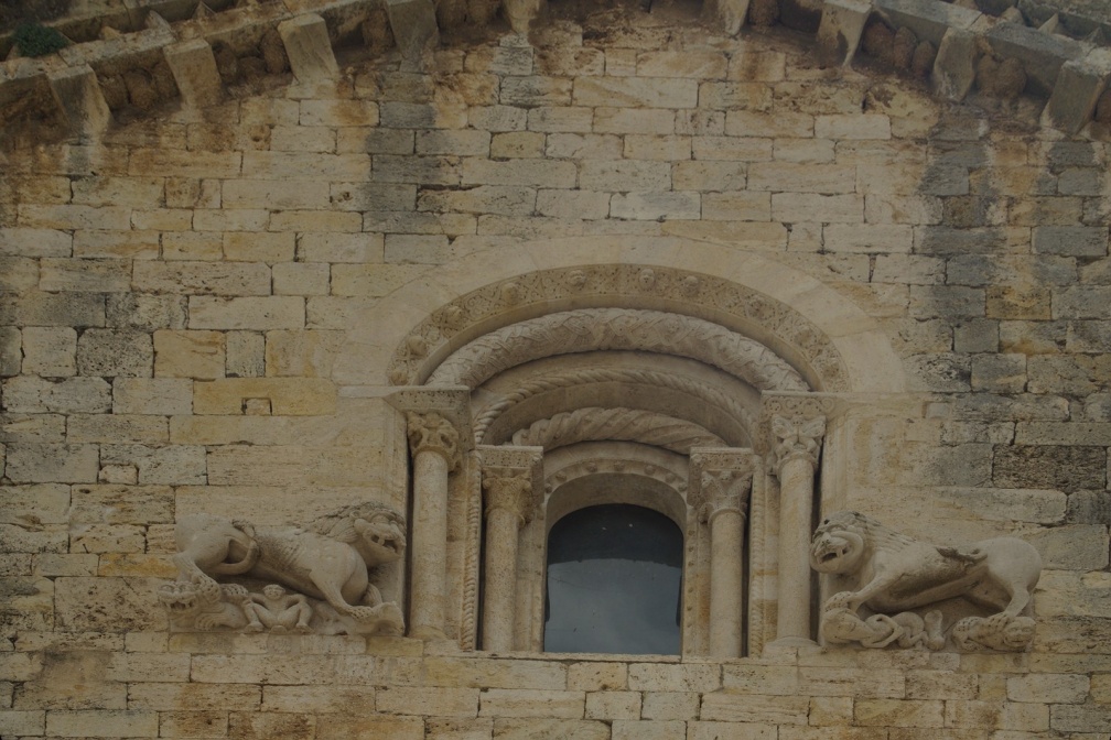 Detalle de leones en iglesia de Sant Pere