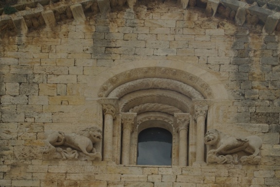Detalle de leones en iglesia de Sant Pere