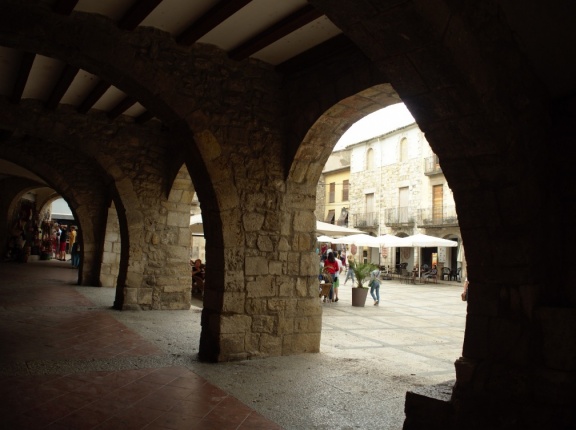 Plaza porticada en Besalú