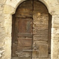 Puerta en casa medieval