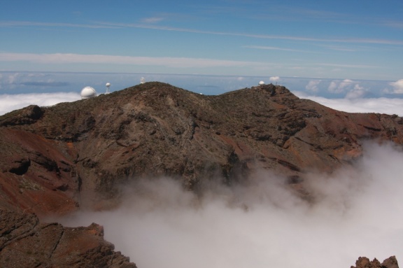 Mar de nubes en el Roque y los telescopios