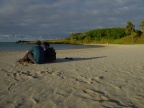 Javier y Pili en la playa de Anakena