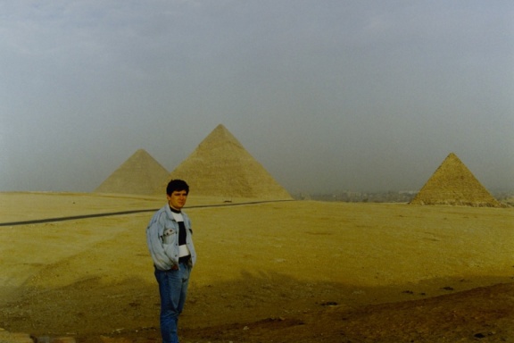 Javier con las pirámides de Giza al fondo