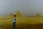 Javier con las pirámides de Giza al fondo