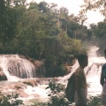 Pili y Chus en las cascadas del rio Tulija