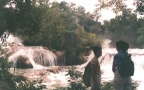 Pili y Chus en las cascadas del rio Tulija