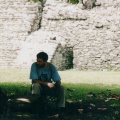 Javi descansando en las ruinas de Palenque