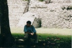 Javi descansando en las ruinas de Palenque