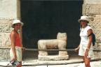Pili, Chus, frente al jaguar en Uxmal