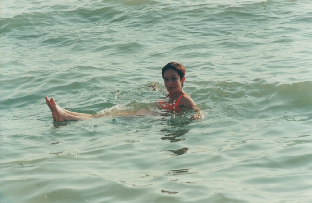 Pili flotando en el  Mar Muerto