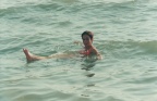 Pili flotando en el  Mar Muerto
