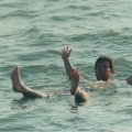 Javier flotando en el  Mar Muerto