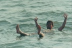 Javier flotando en el  Mar Muerto
