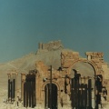 Pórtico monumental, castillo árabe al fondo