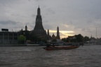 Wat Arun al fondo